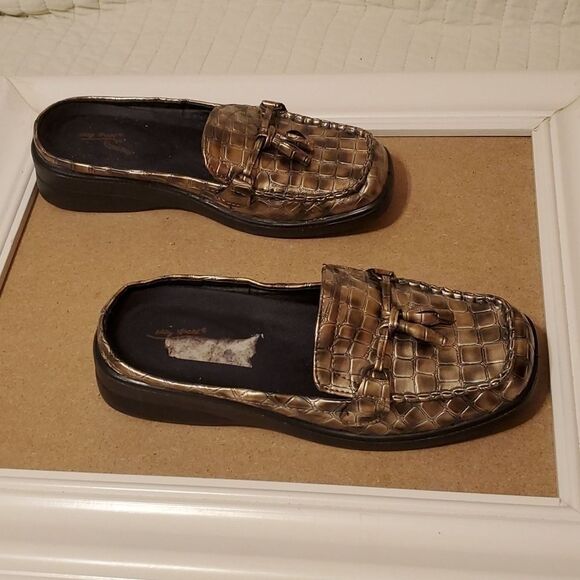 Easy Street mock croc tasseled metallic gold slip on shoes size 7 - Picture 2 of 7